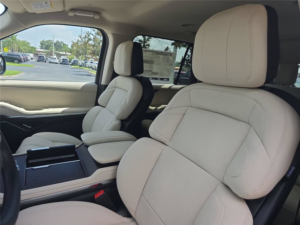 New 2027 Lincoln Navigator Premiere RWD image 17