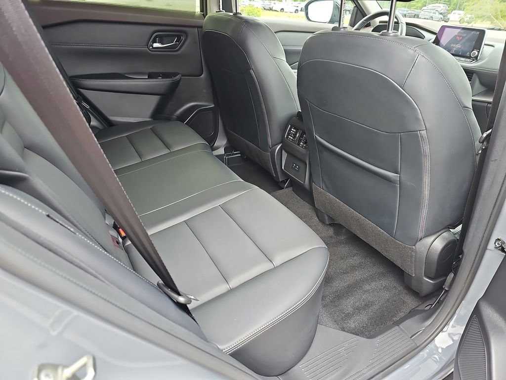 Used 2023 Nissan Rogue SV w/ SV Premium B Package FWD image 15