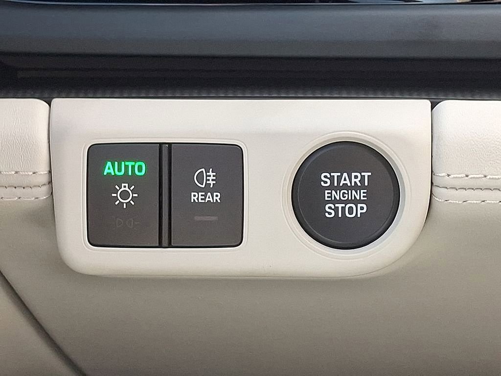 Used 2025 Porsche Panamera 4 image 25