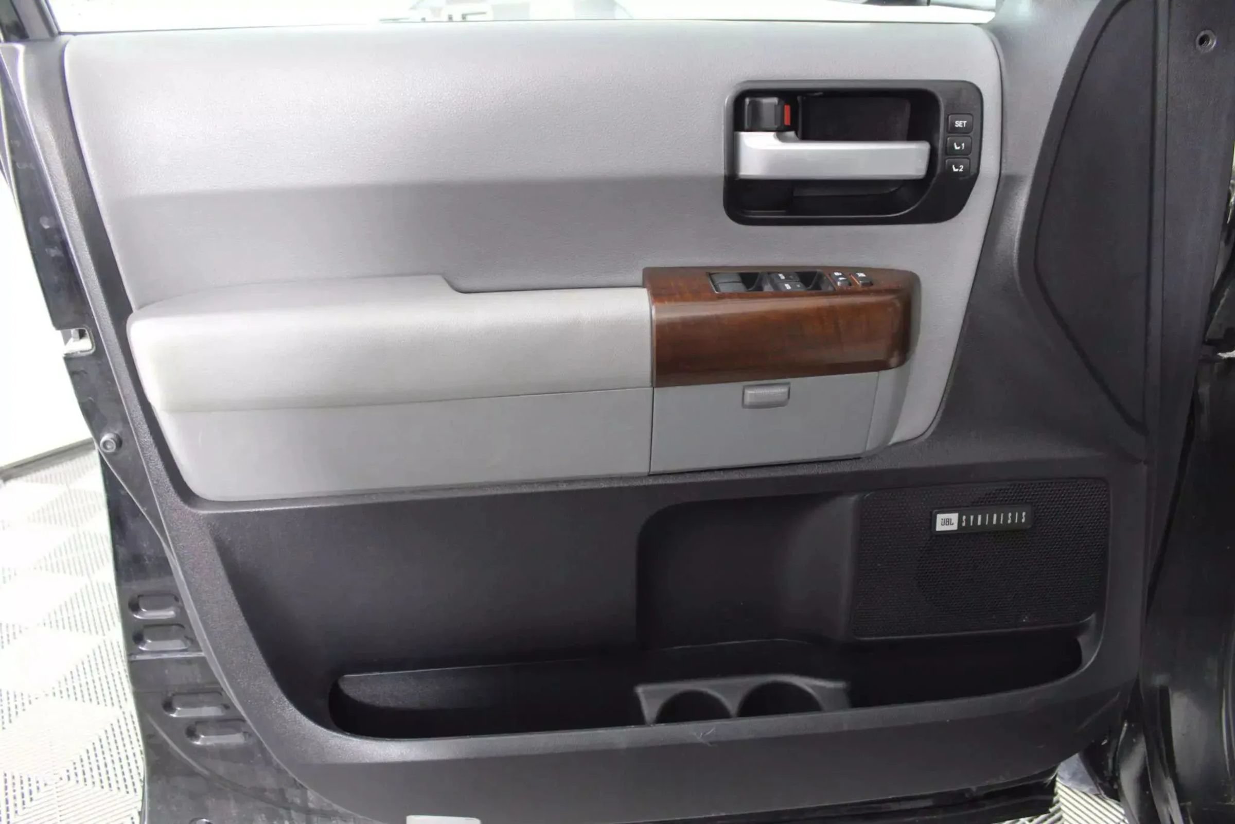 Used 2016 Toyota Sequoia Platinum AWD/4WD image 48