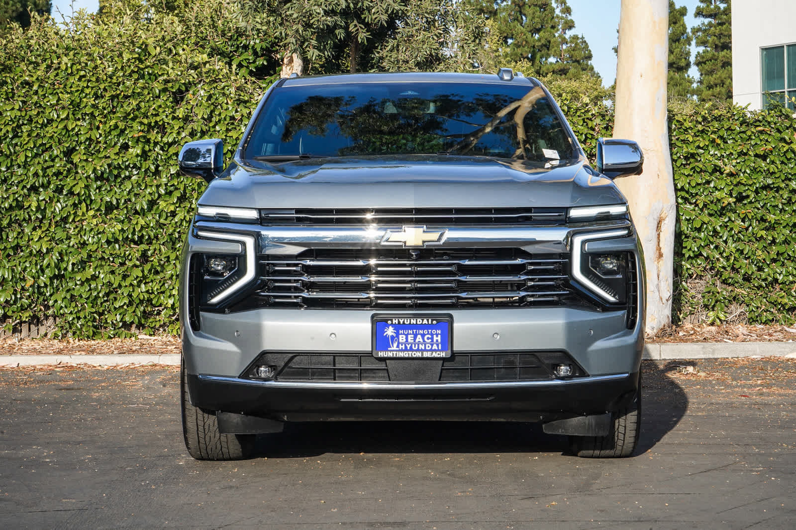 Used 2025 Chevrolet Suburban Premier AWD/4WD image 2
