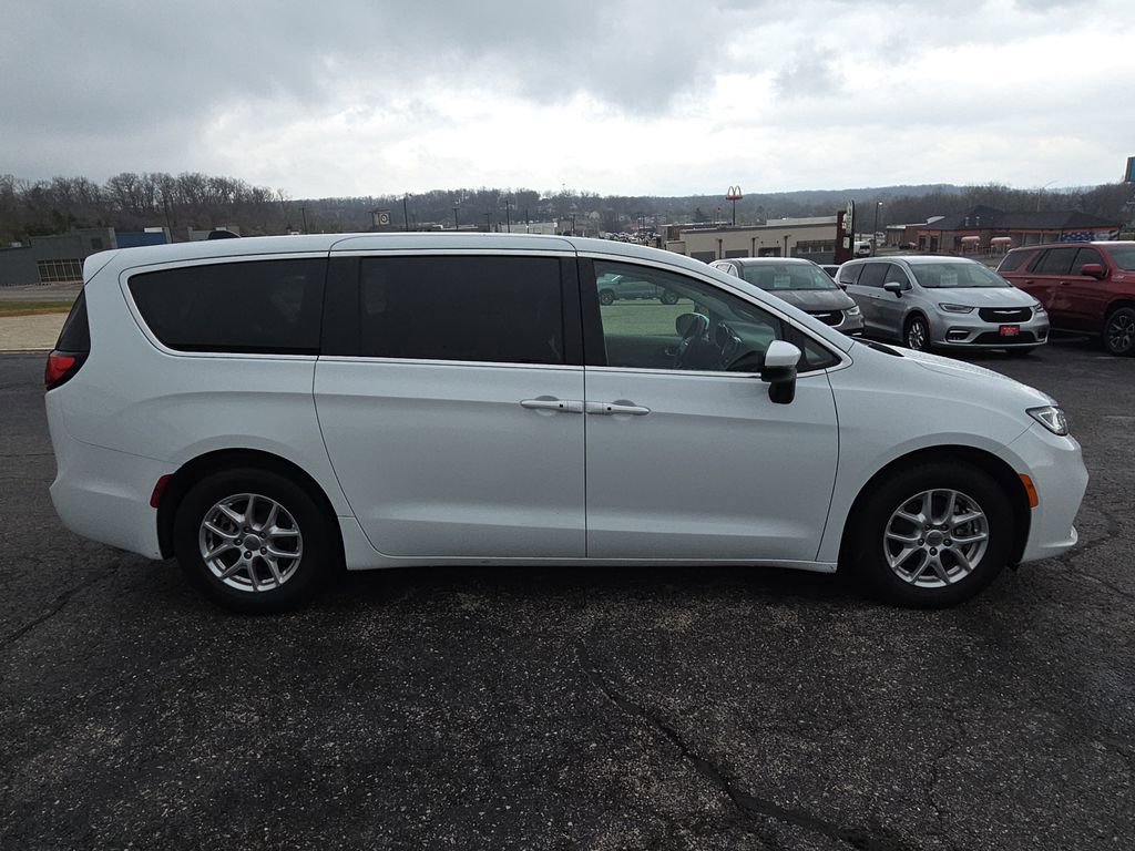 Used 2023 Chrysler Pacifica Touring-L image 9