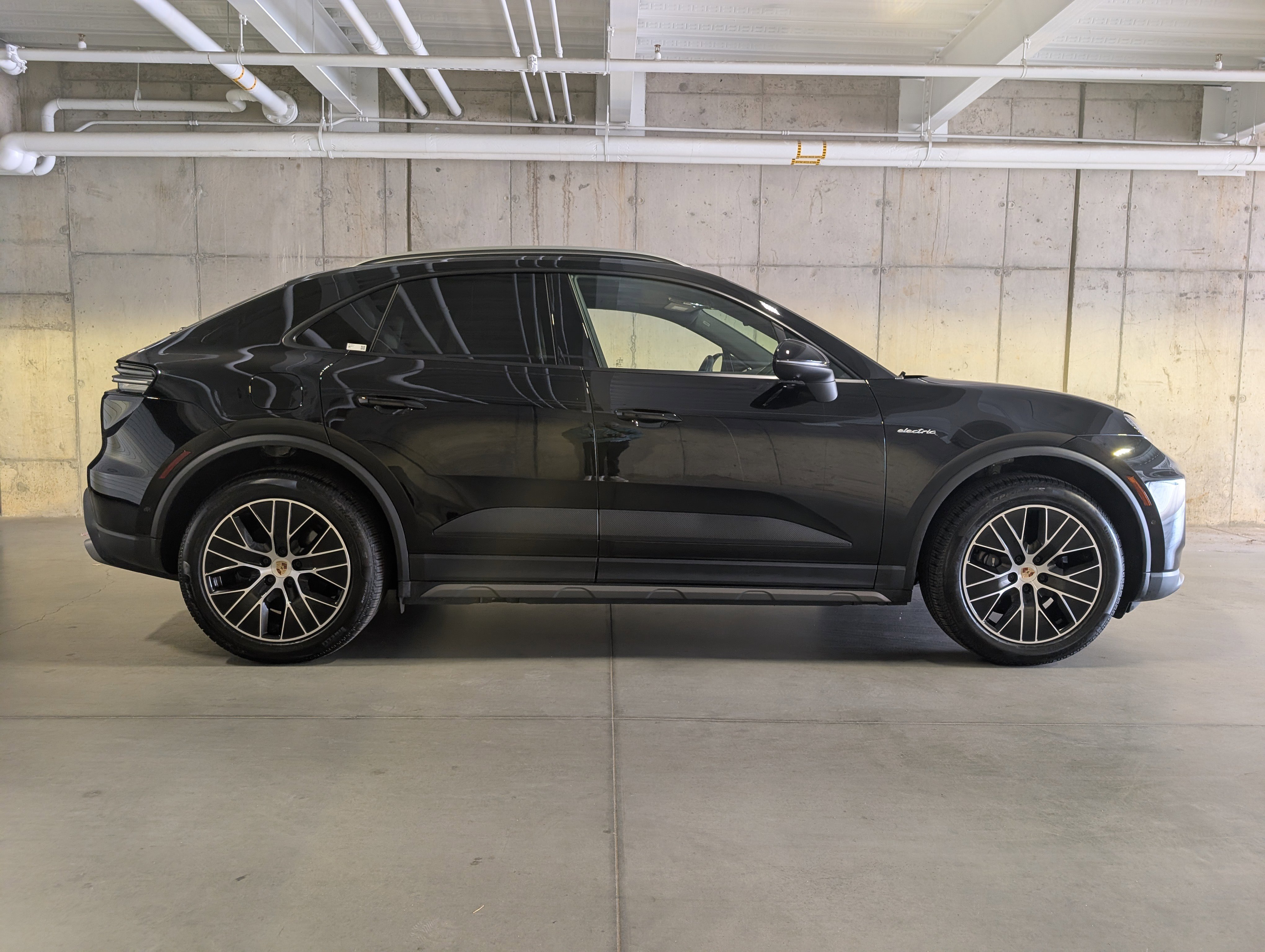 Certified 2025 Porsche Macan Electric image 10