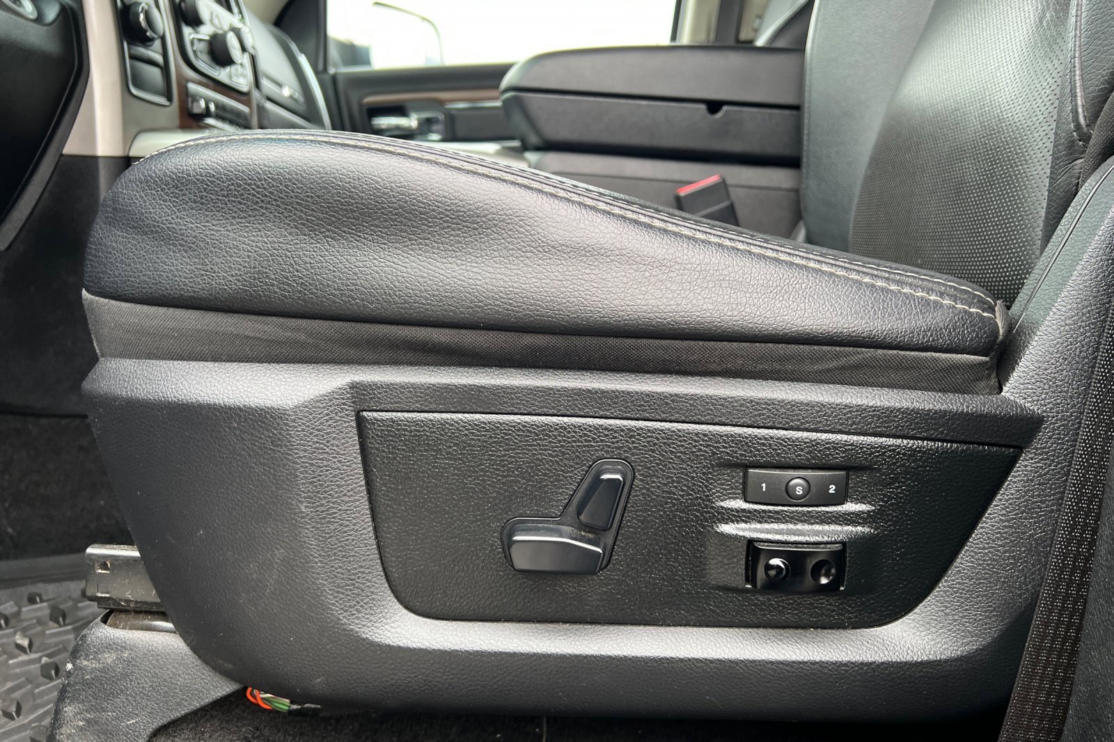 Used 2017 RAM 3500 Laramie image 12