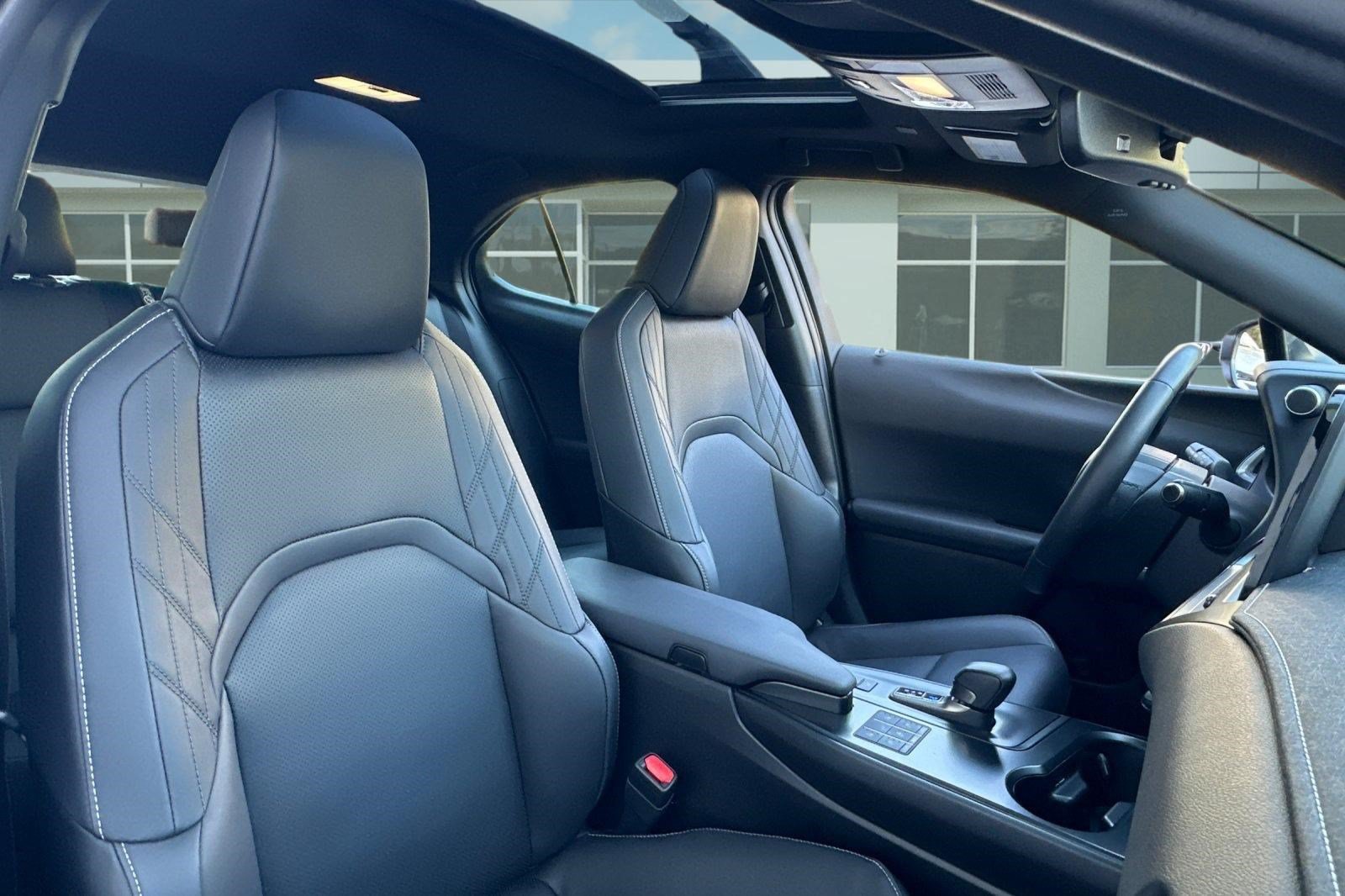 Used 2025 Lexus UX 300h FWD w/ Accessory Package (Z2) image 31