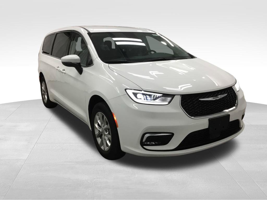 Used 2023 Chrysler Pacifica Touring-L AWD/4WD image 3