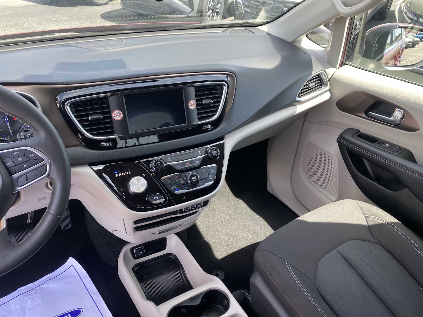 Used 2023 Chrysler Voyager LX image 14