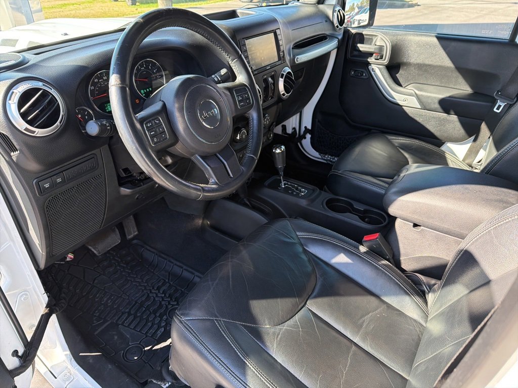 Used 2015 Jeep Wrangler Unlimited Rubicon w/ Connectivity Group image 29