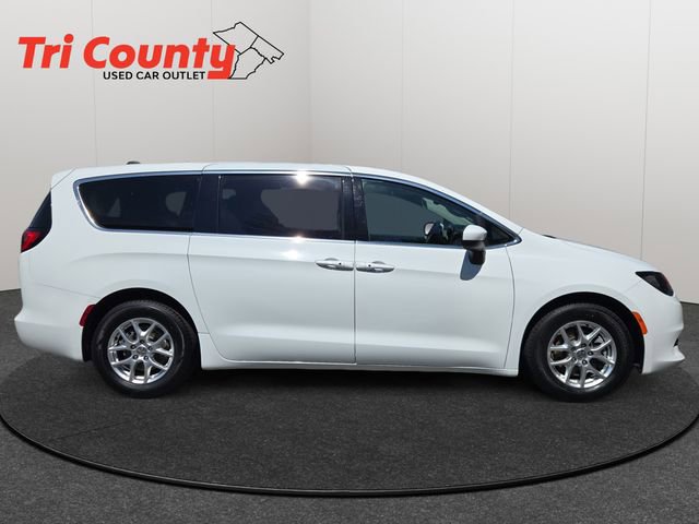 Used 2023 Chrysler Voyager LX FWD image 9