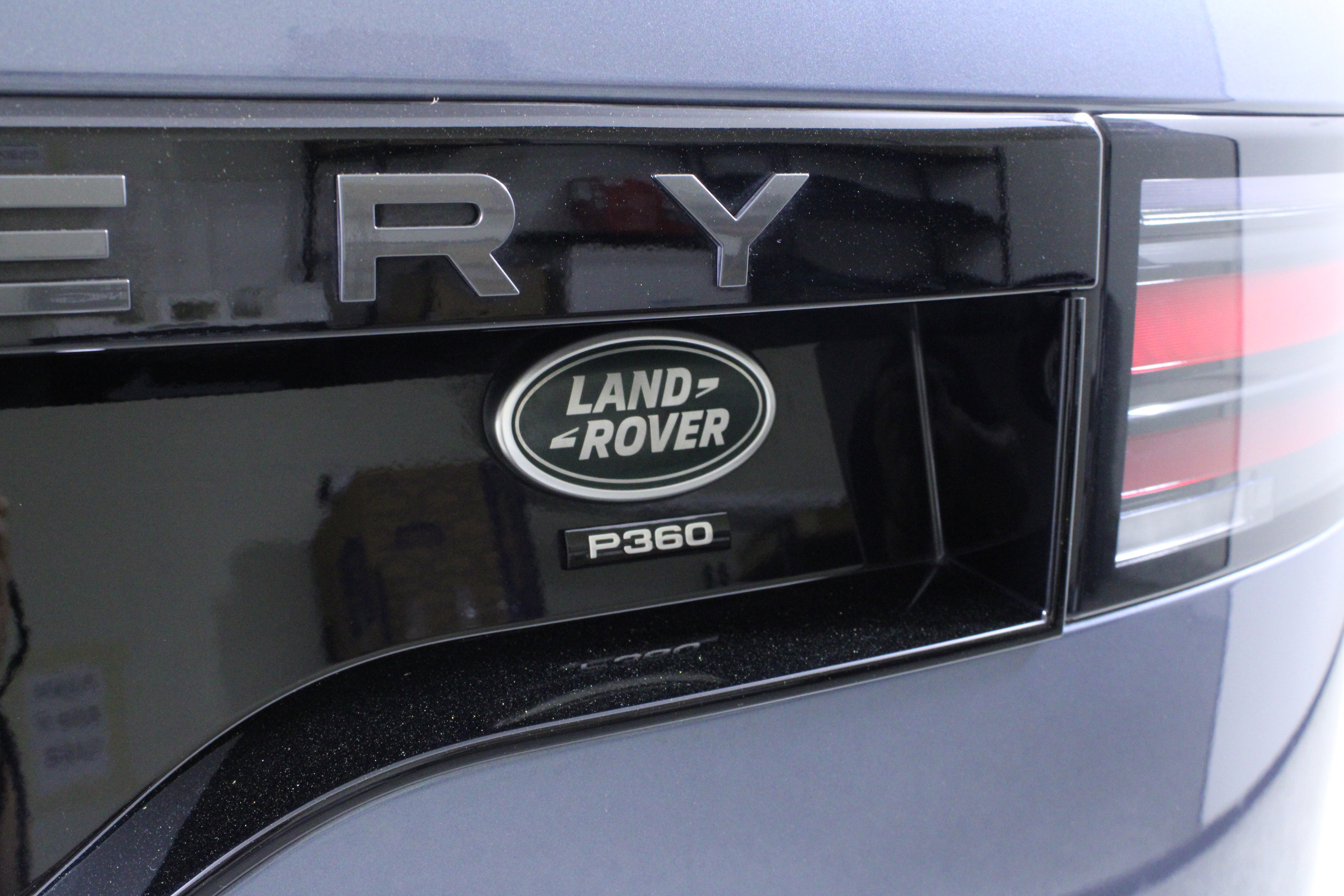 Used 2023 Land Rover Discovery HSE R-Dynamic image 9