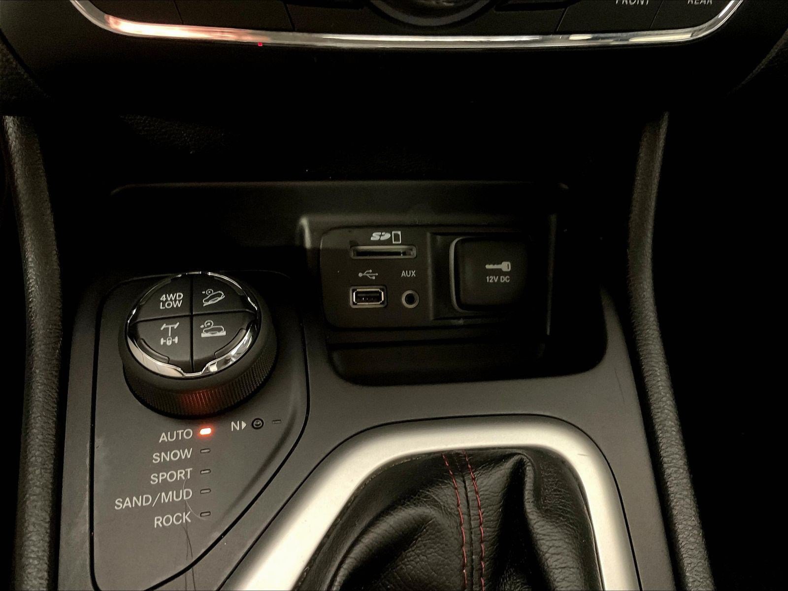 Used 2018 Jeep Cherokee Trailhawk w/ Cold Weather Group AWD/4WD image 16