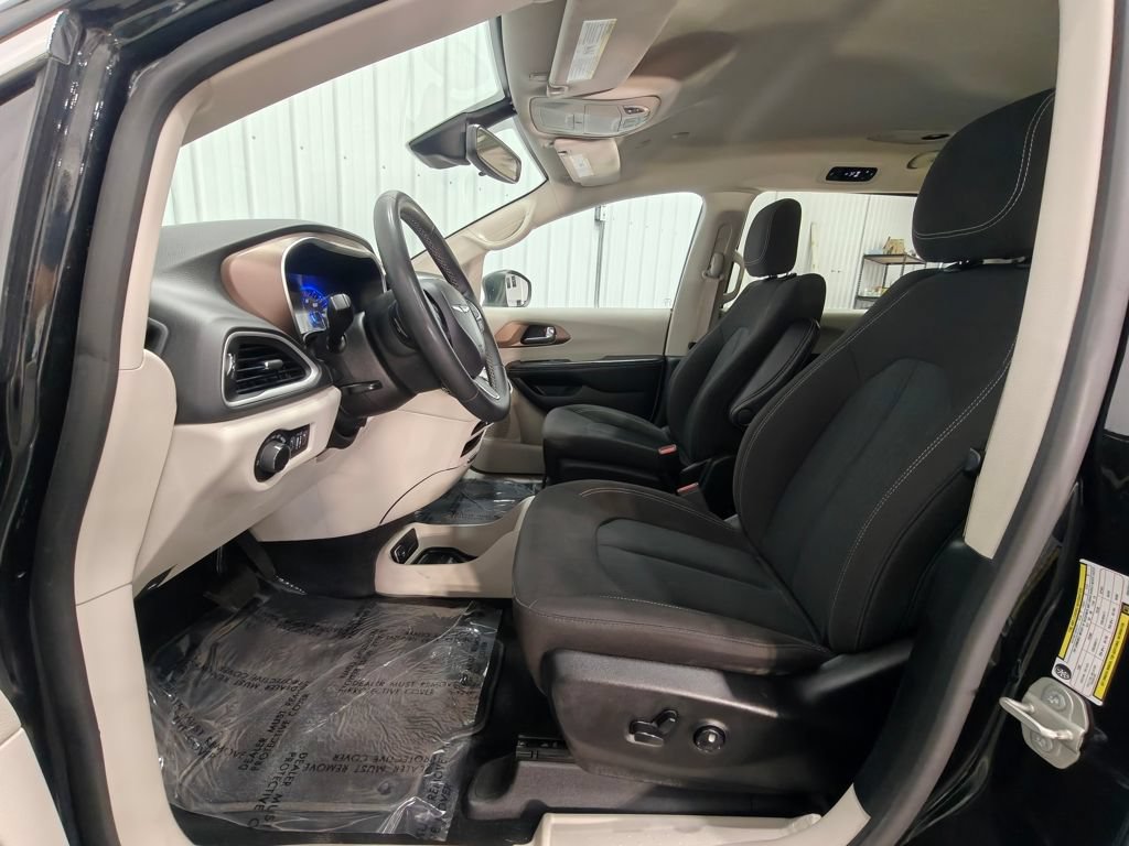 Used 2023 Chrysler Voyager LX FWD image 23