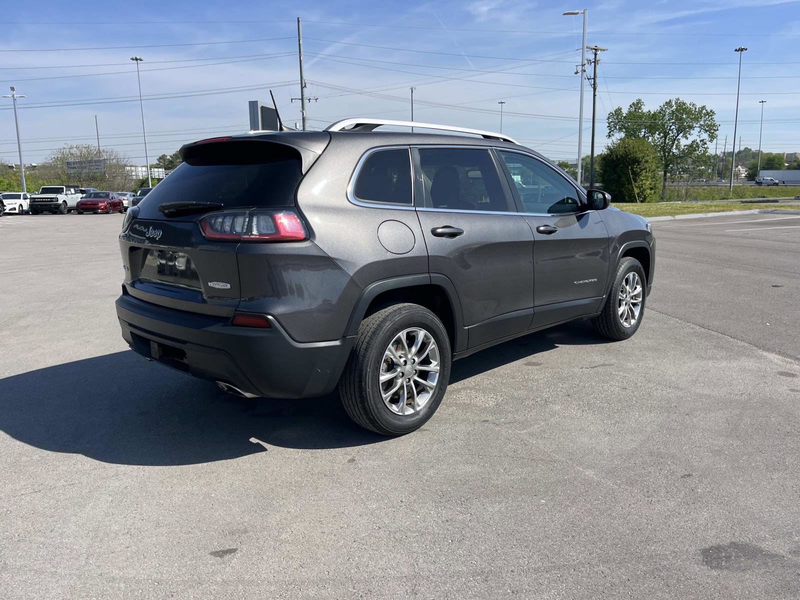 Used 2019 Jeep Cherokee Latitude Plus w/ Comfort/Convenience Group image 3
