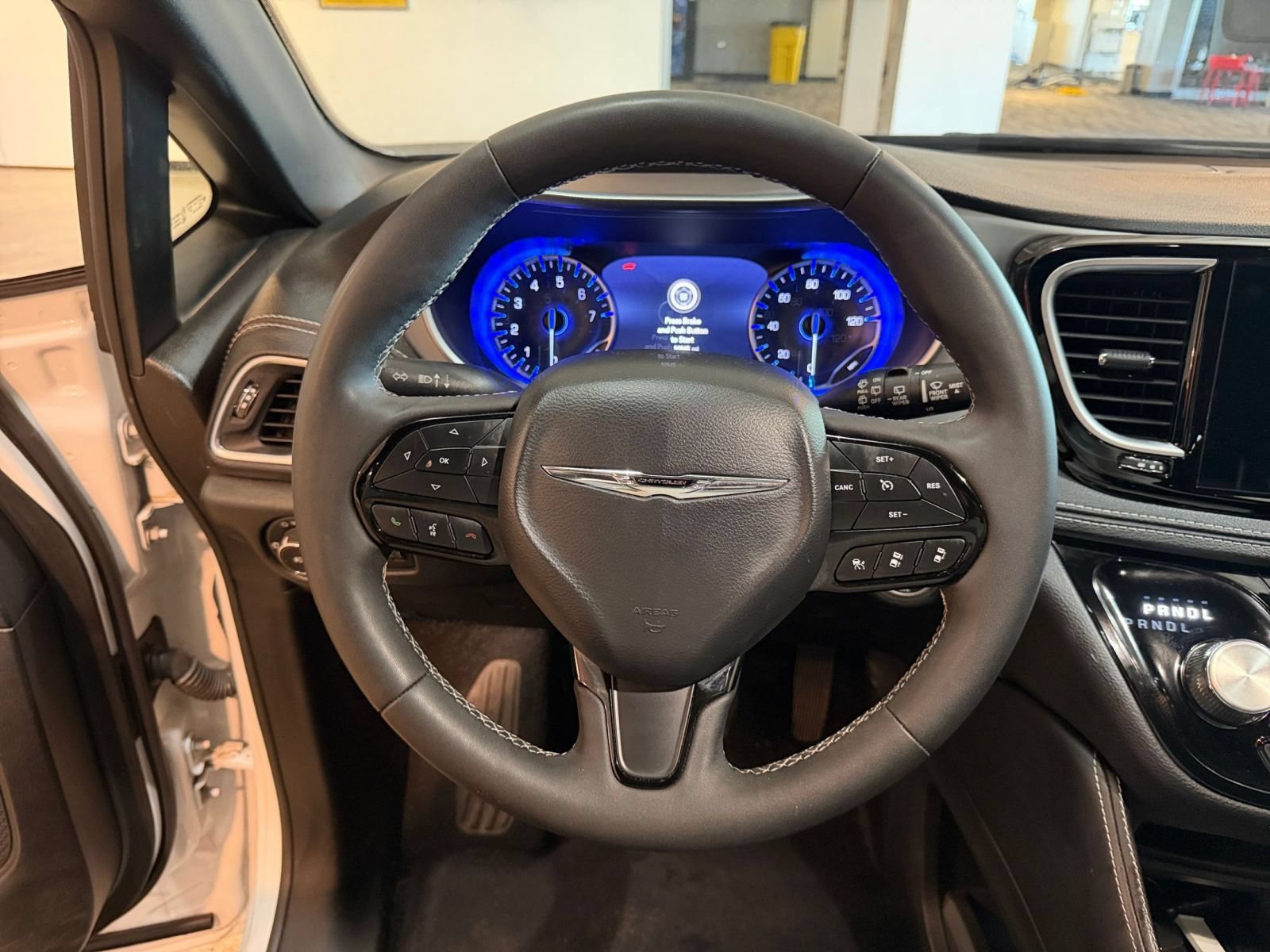 Used 2025 Chrysler Pacifica Limited FWD image 29