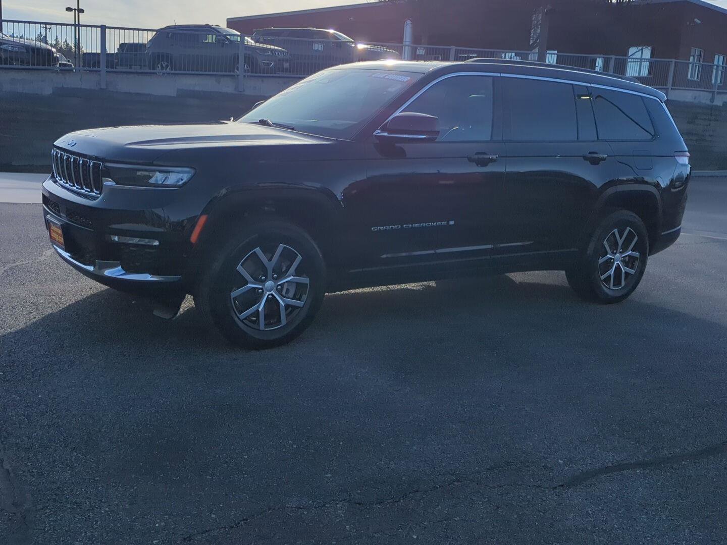 Used 2024 Jeep Grand Cherokee L Limited w/ Luxury Tech Group II image 3