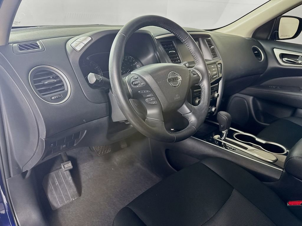 Used 2018 Nissan Pathfinder SV image 9