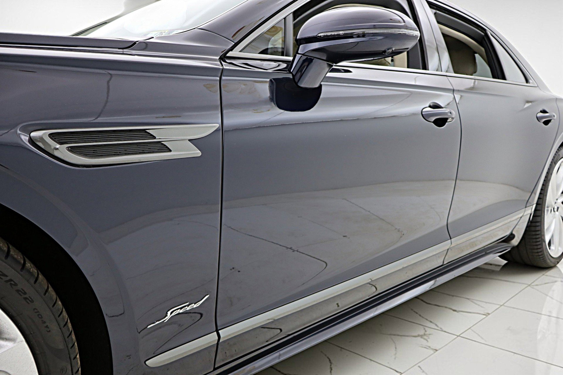 Used 2025 Bentley Flying Spur Plug-In Hybrid image 4