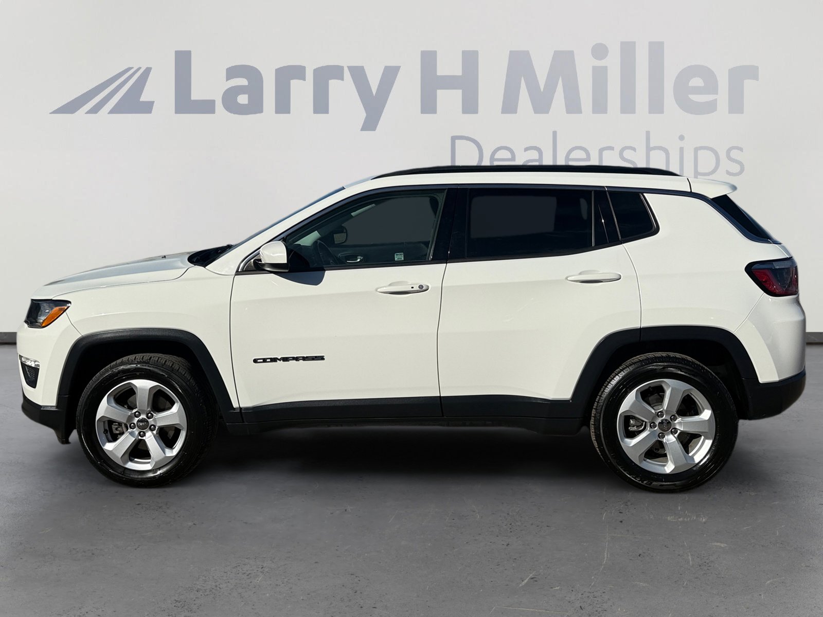 Used 2017 Jeep Compass Latitude image 2