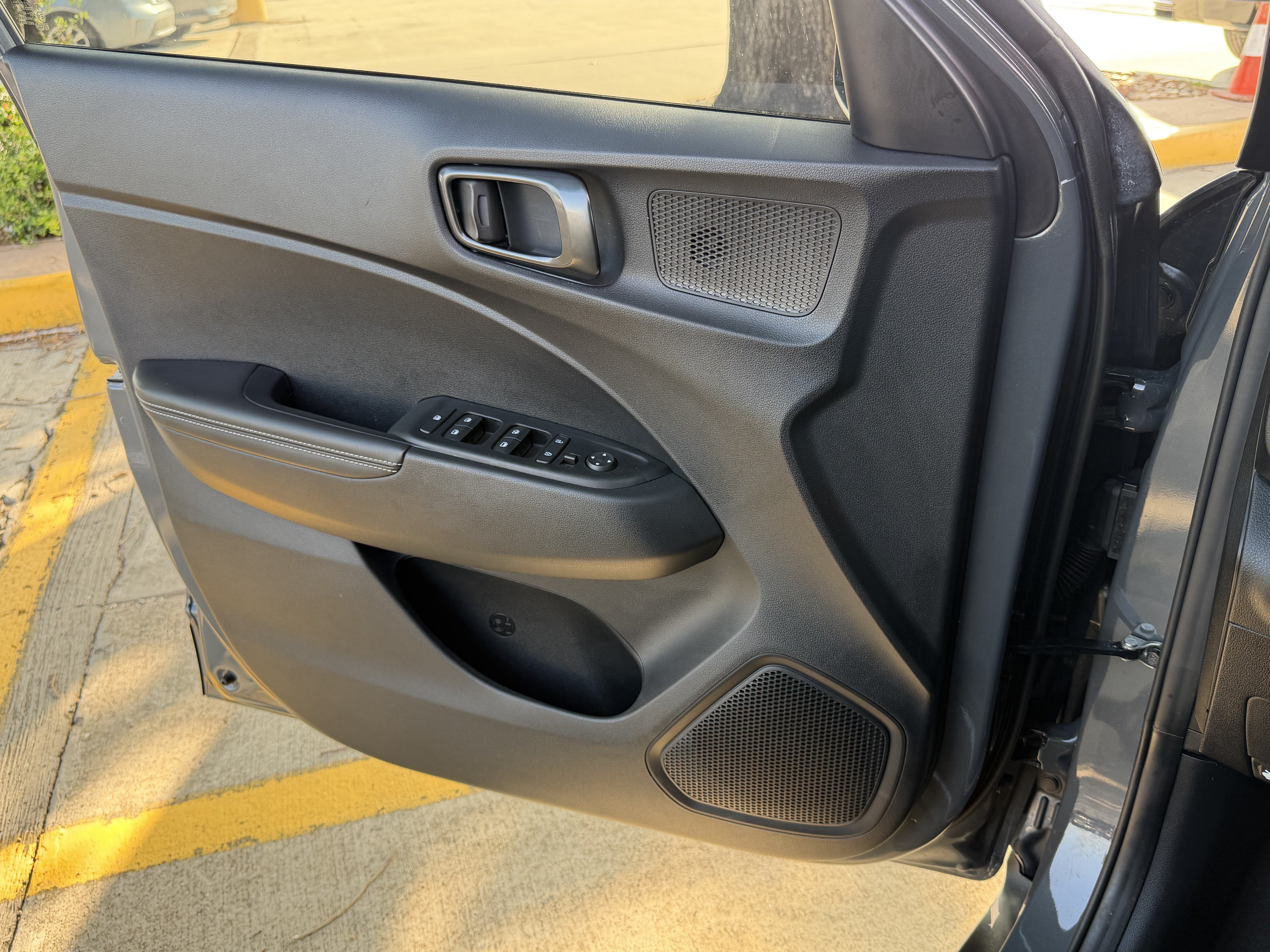 Used 2025 Hyundai Venue Limited FWD image 22