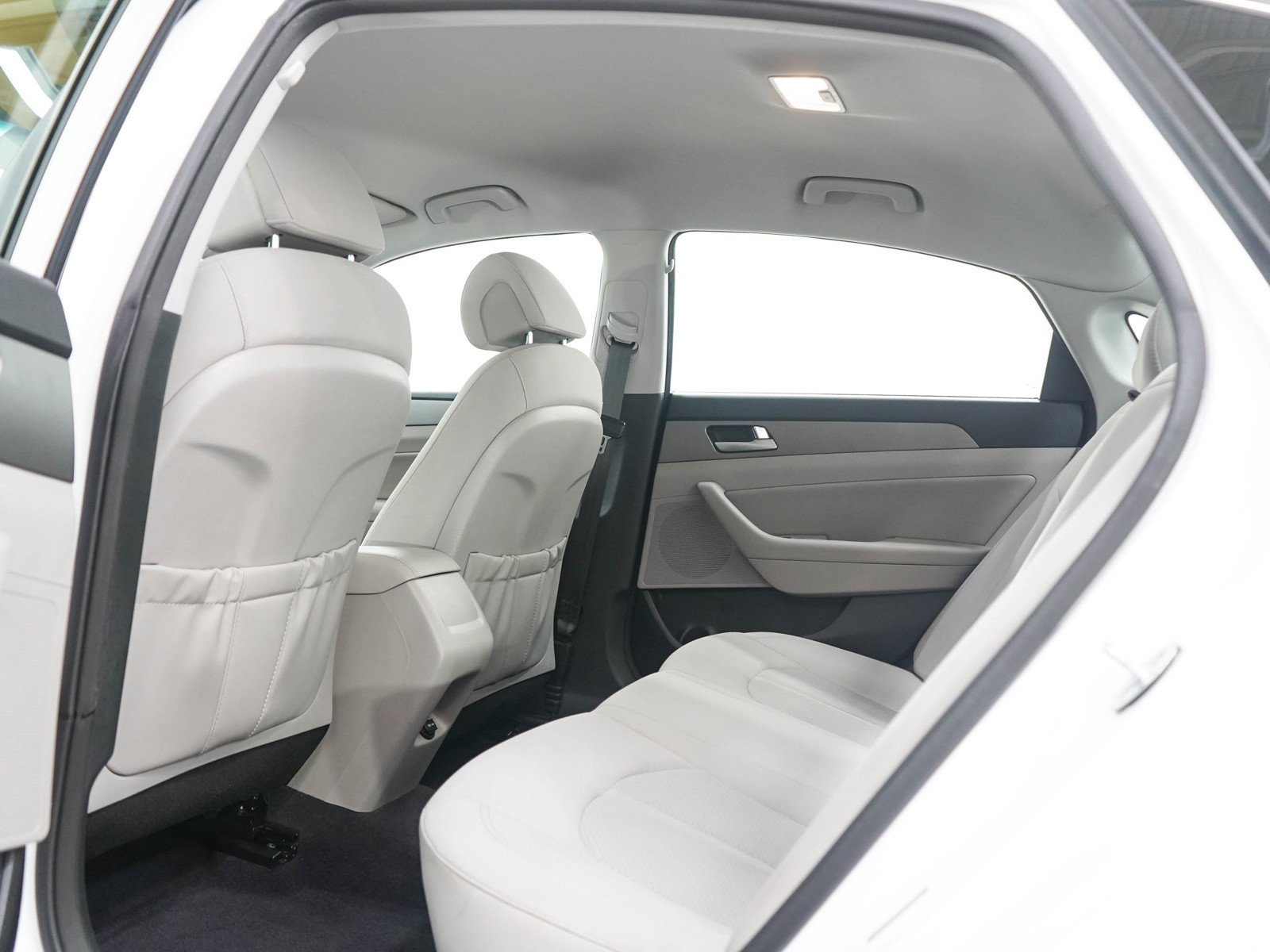 Used 2015 Hyundai Sonata SE w/ Option Group 09 FWD image 16