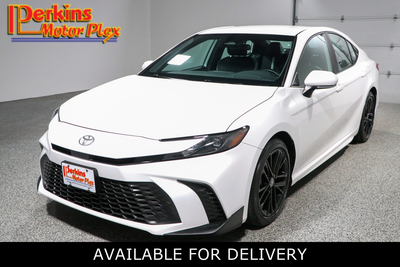 Used 2025 Toyota Camry SE FWD image 1