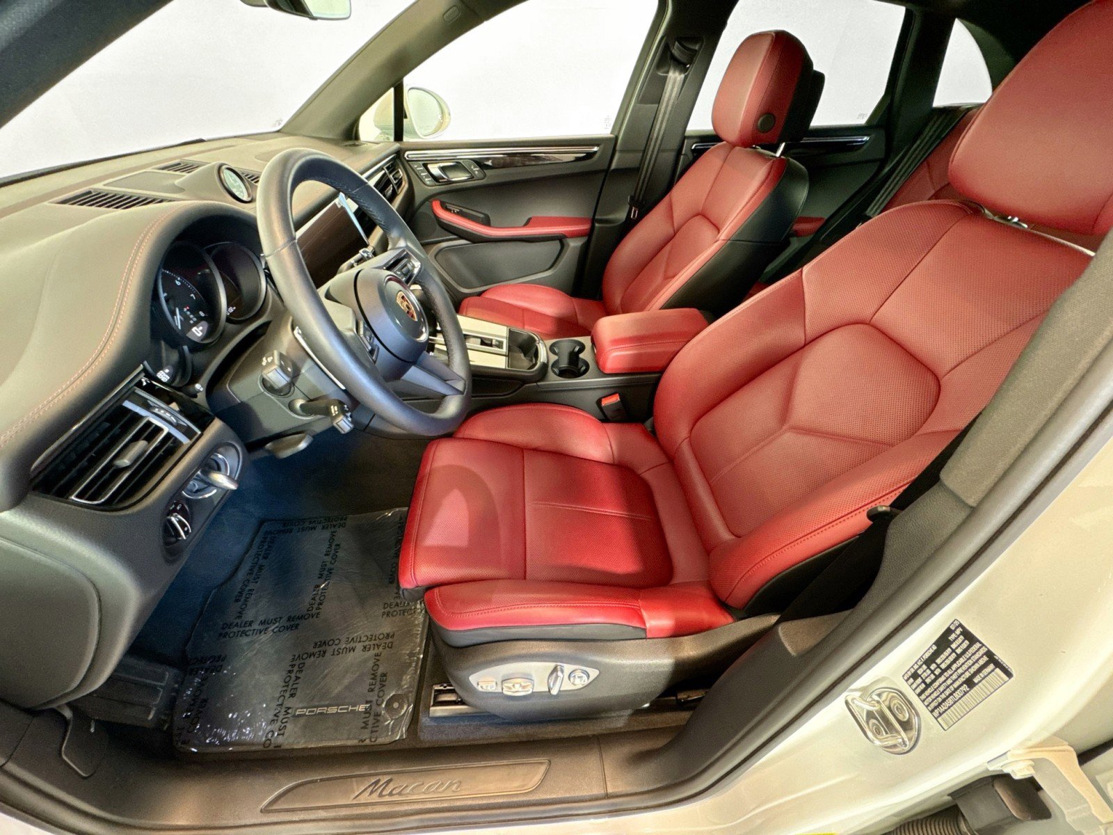 Certified 2026 Porsche Macan AWD/4WD image 5