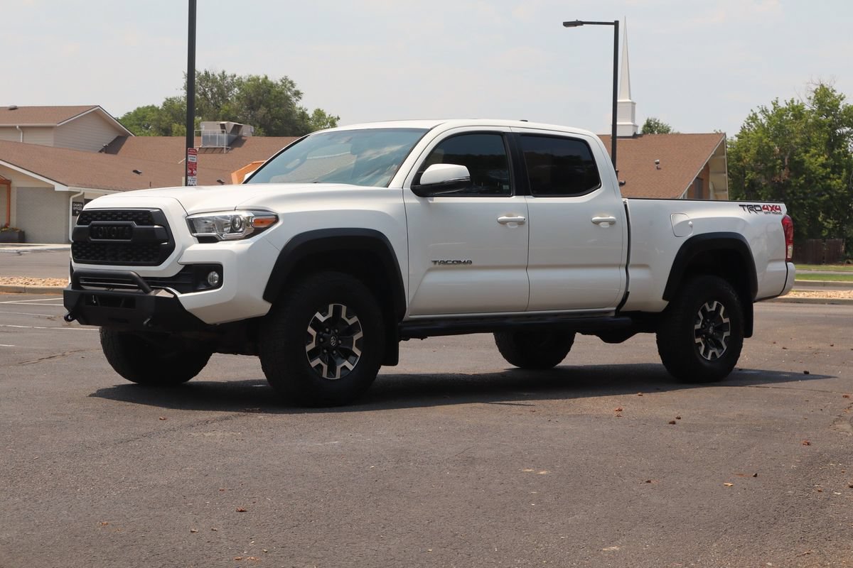 Used 2017 Toyota Tacoma TRD Off-Road w/ Premium & Technology Package AWD/4WD image 11