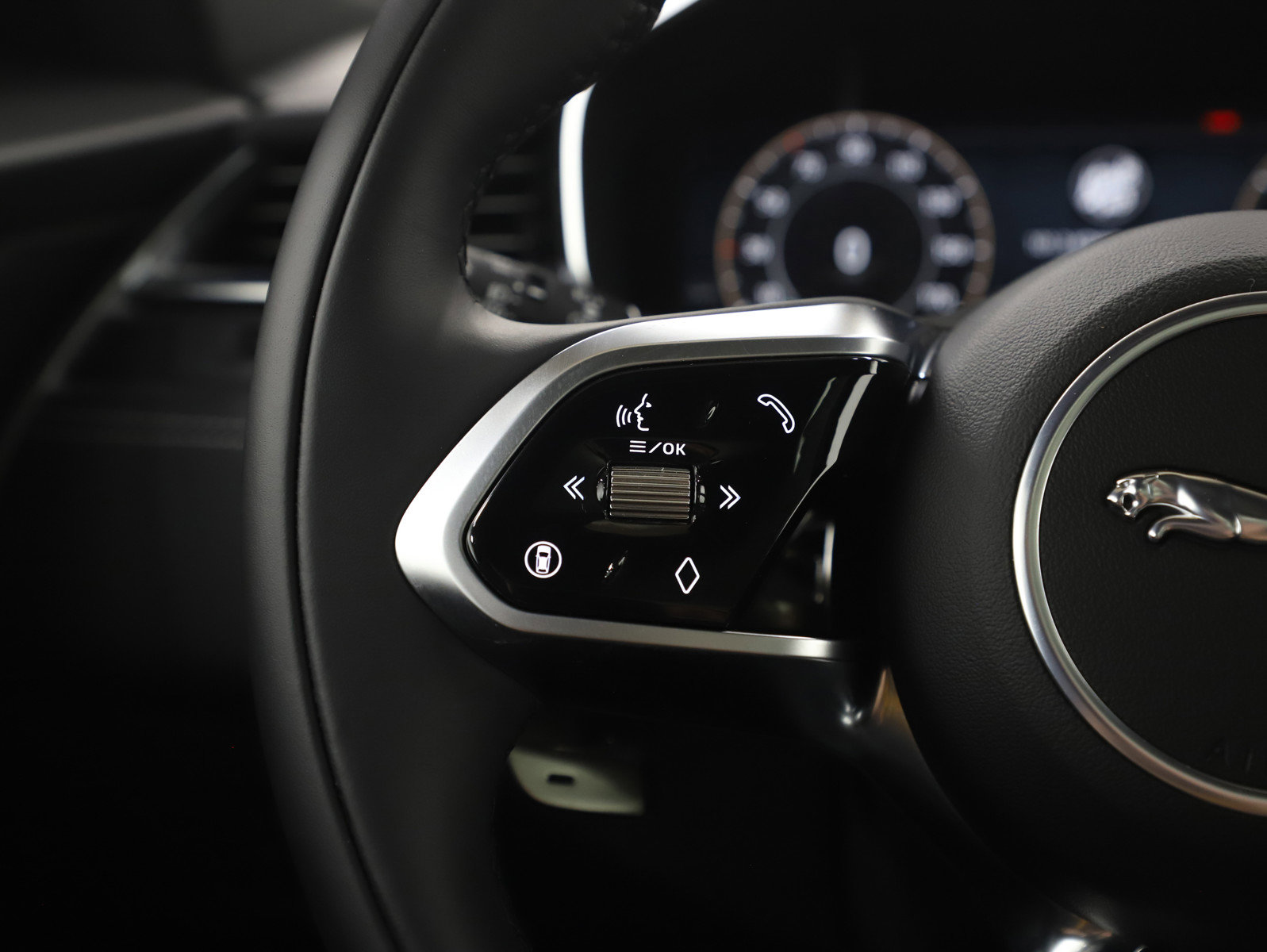 Used 2025 Jaguar F-PACE R-Dynamic S image 27