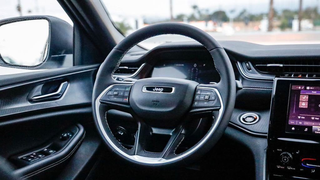 New 2025 Jeep Grand Cherokee L Laredo w/ Luxury Tech Group I image 16