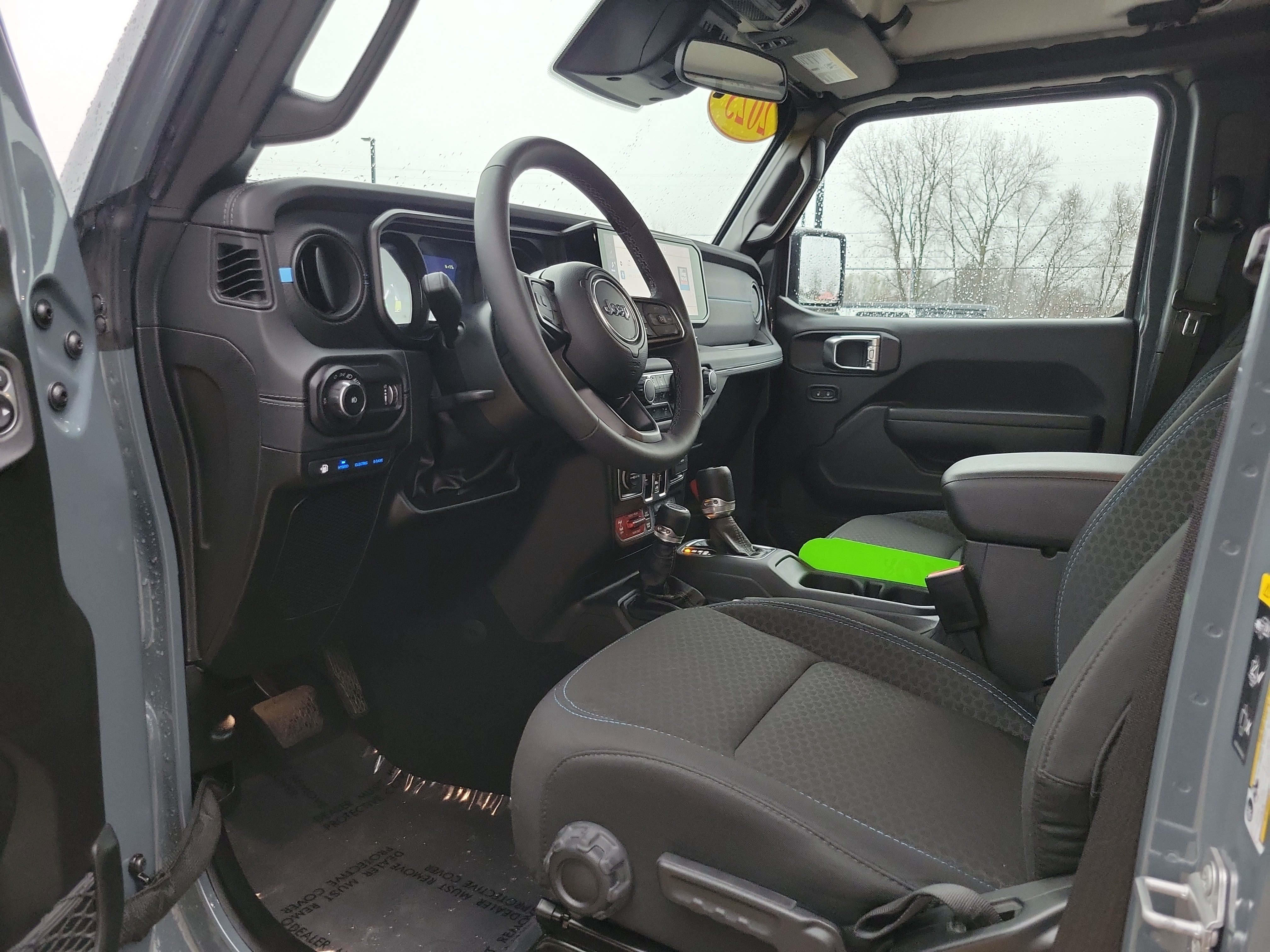 Used 2025 Jeep Wrangler Unlimited Rubicon 4xe w/ Convenience Group AWD/4WD image 7