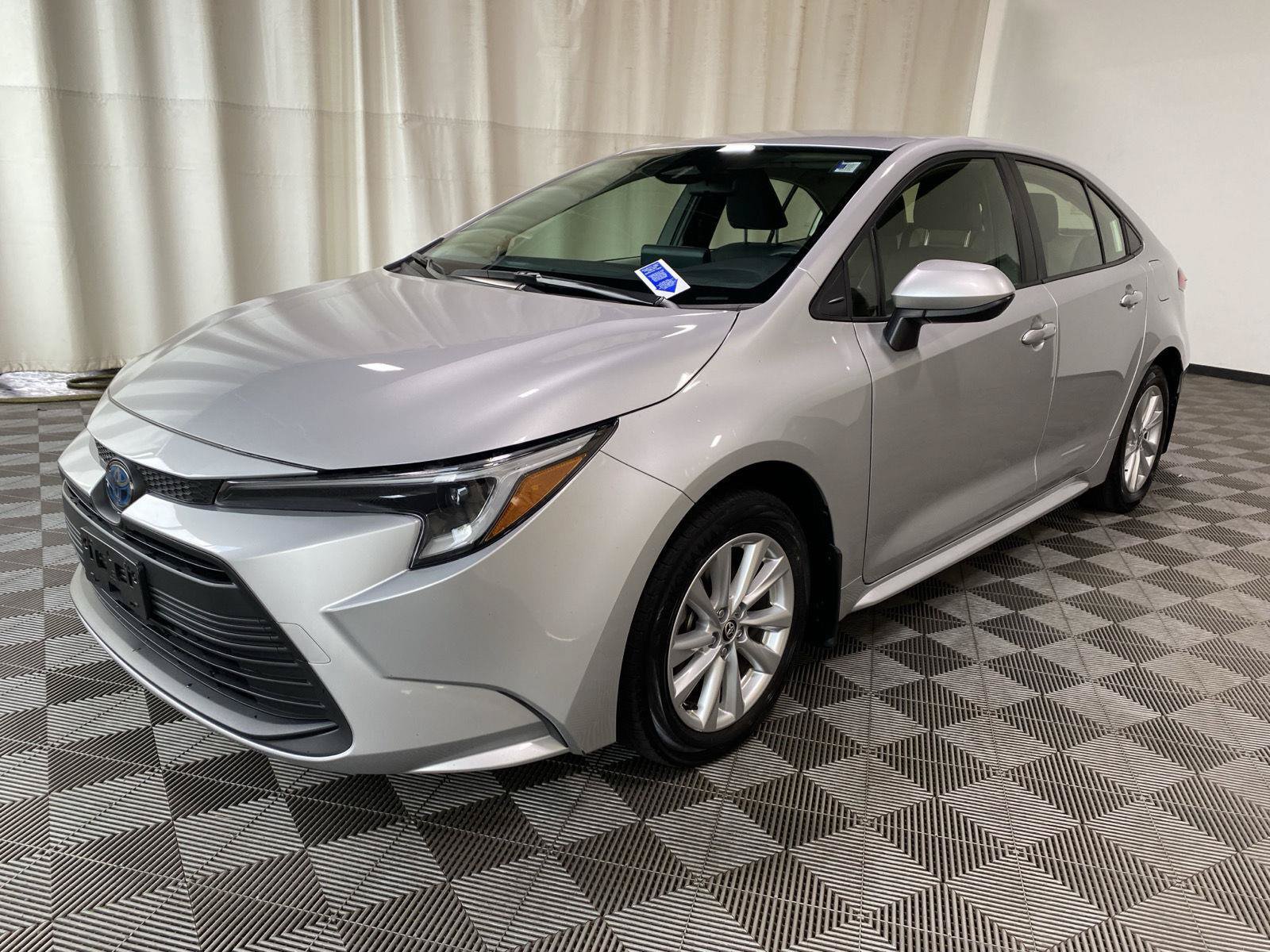 Used 2024 Toyota Corolla LE w/ LE Convenience Package FWD image 3