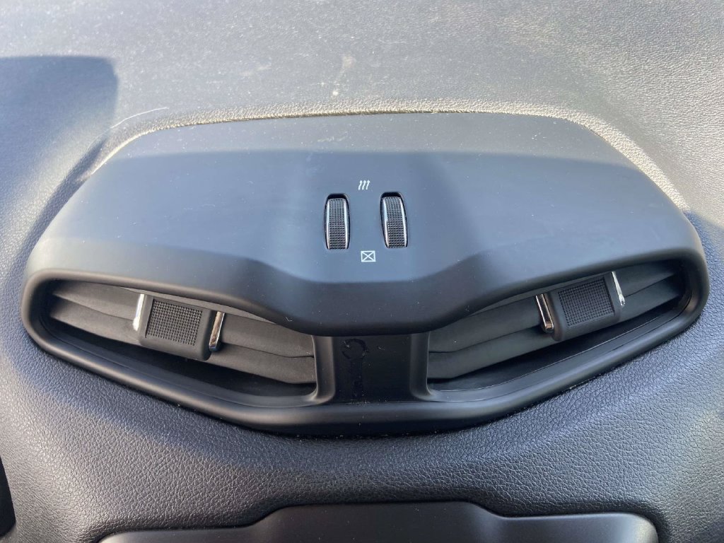 Used 2018 Jeep Renegade Altitude w/ Advanced Technology Group FWD image 31