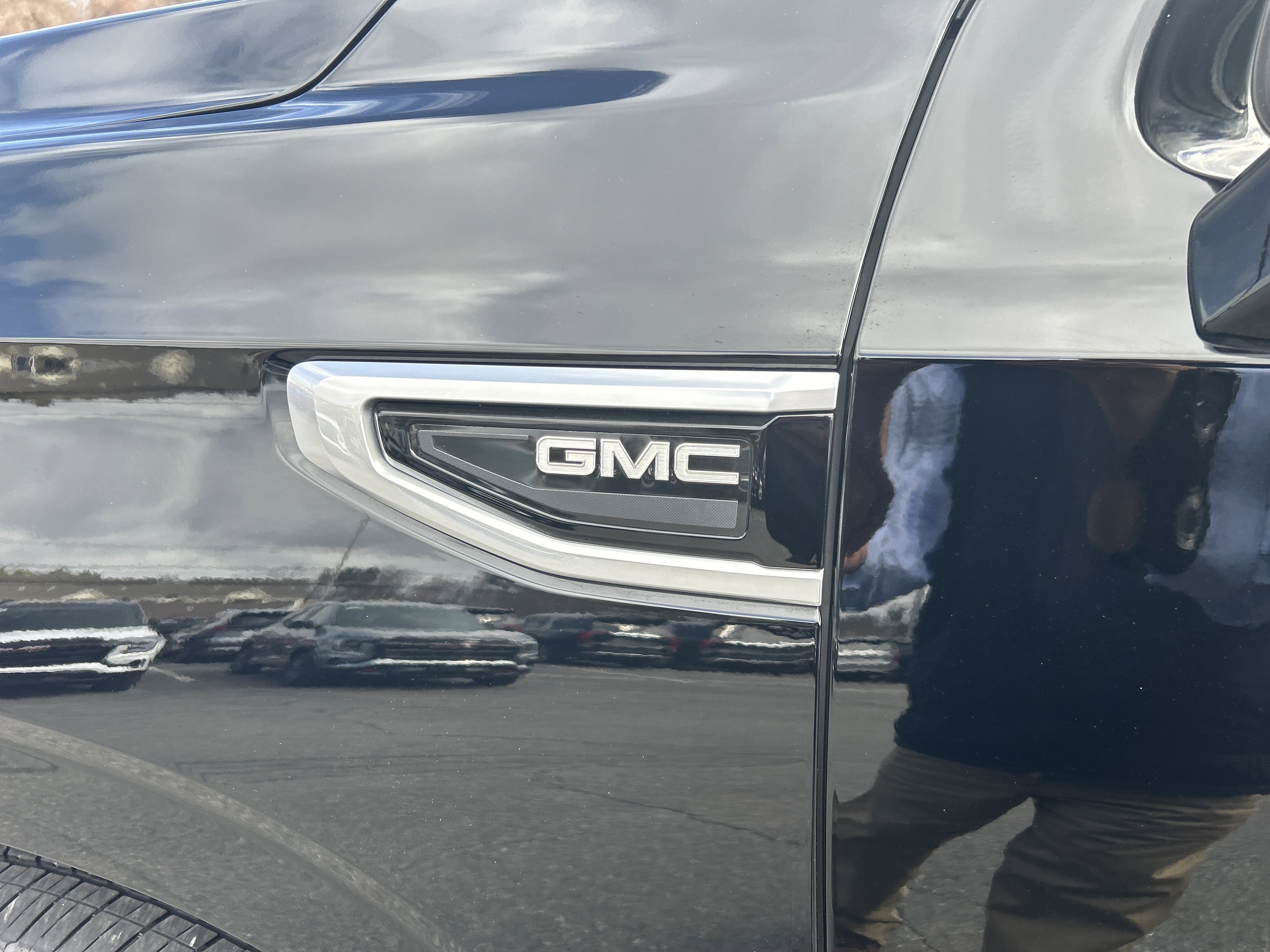 Used 2021 GMC Yukon Denali w/ Denali Premium Package image 3