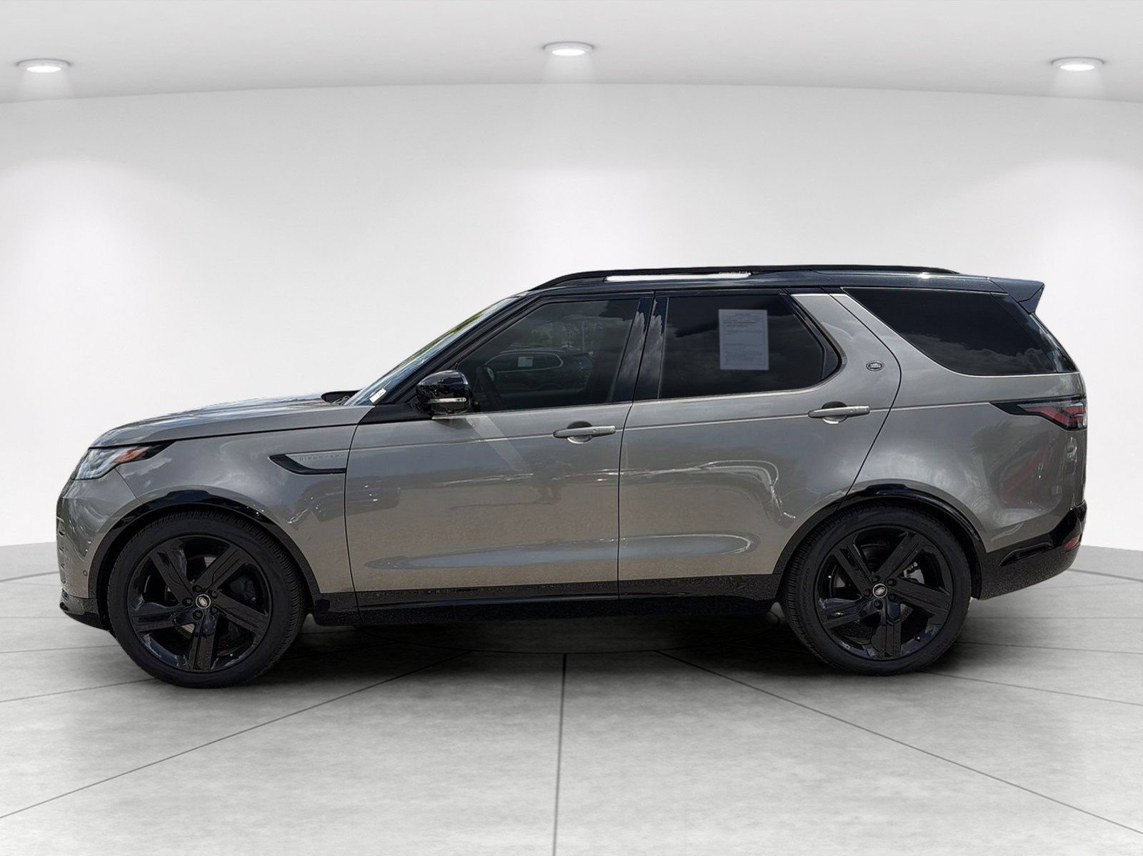 Used 2025 Land Rover Discovery Dynamic SE AWD/4WD image 7