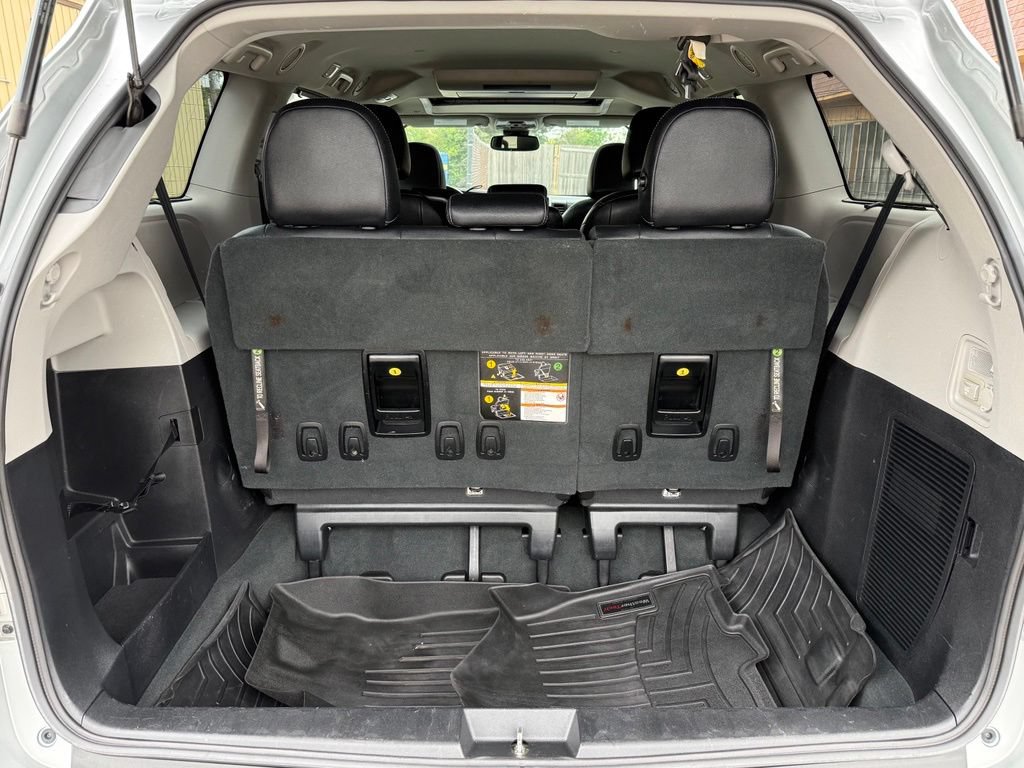 Used 2020 Toyota Sienna SE Premium w/ Nightshade Edition FWD image 18