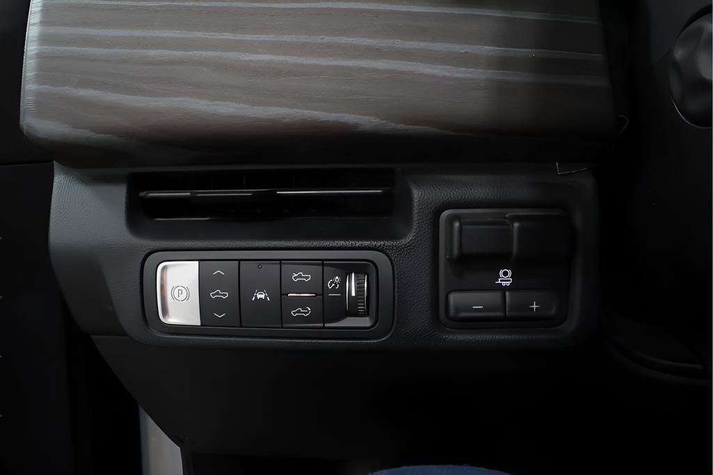 Used 2025 GMC Sierra EV Denali AWD/4WD image 19