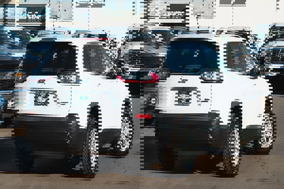 Used 2019 Jeep Cherokee Latitude w/ Popular Appearance Group image 3