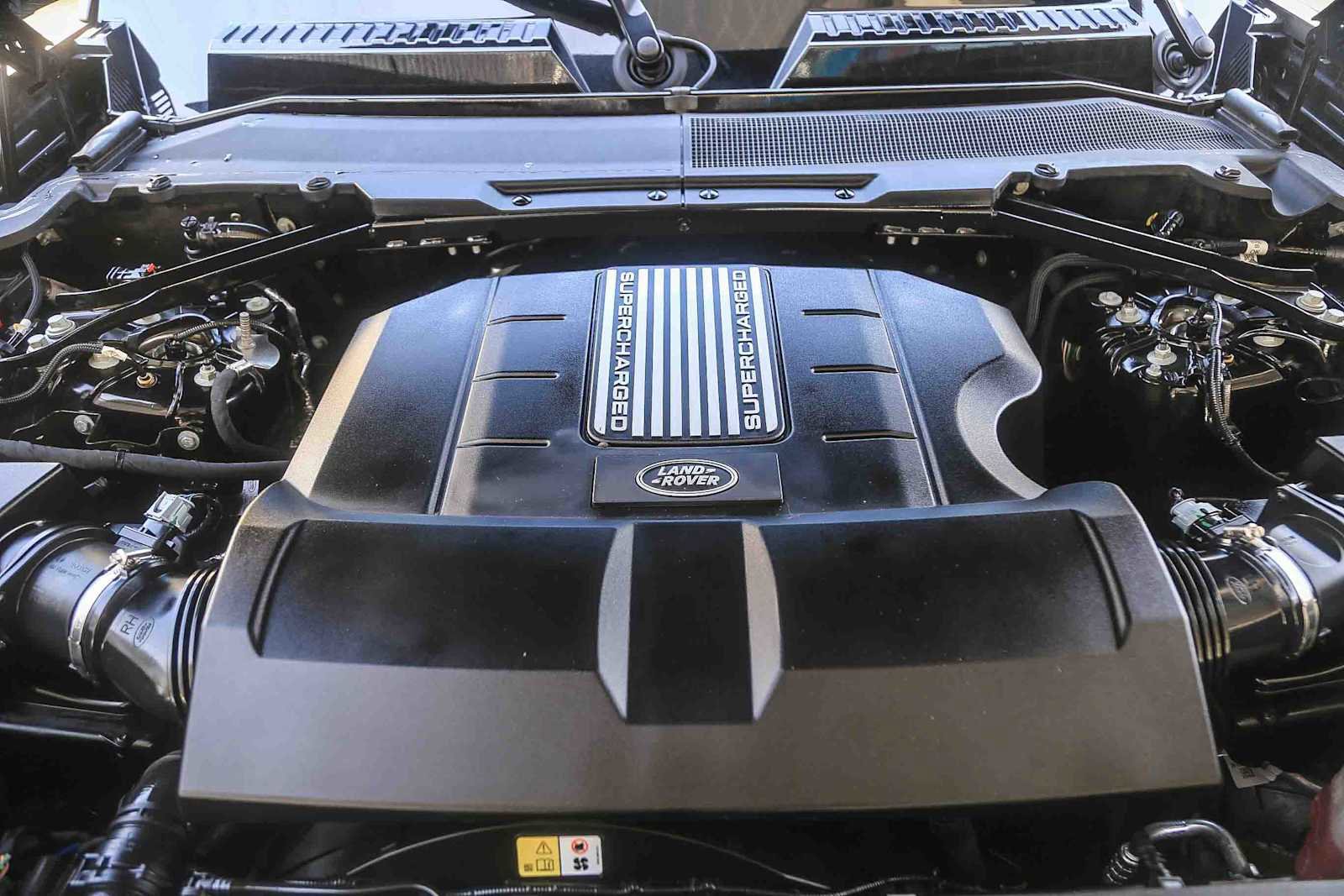 Used 2024 Land Rover Defender 110 SE image 25