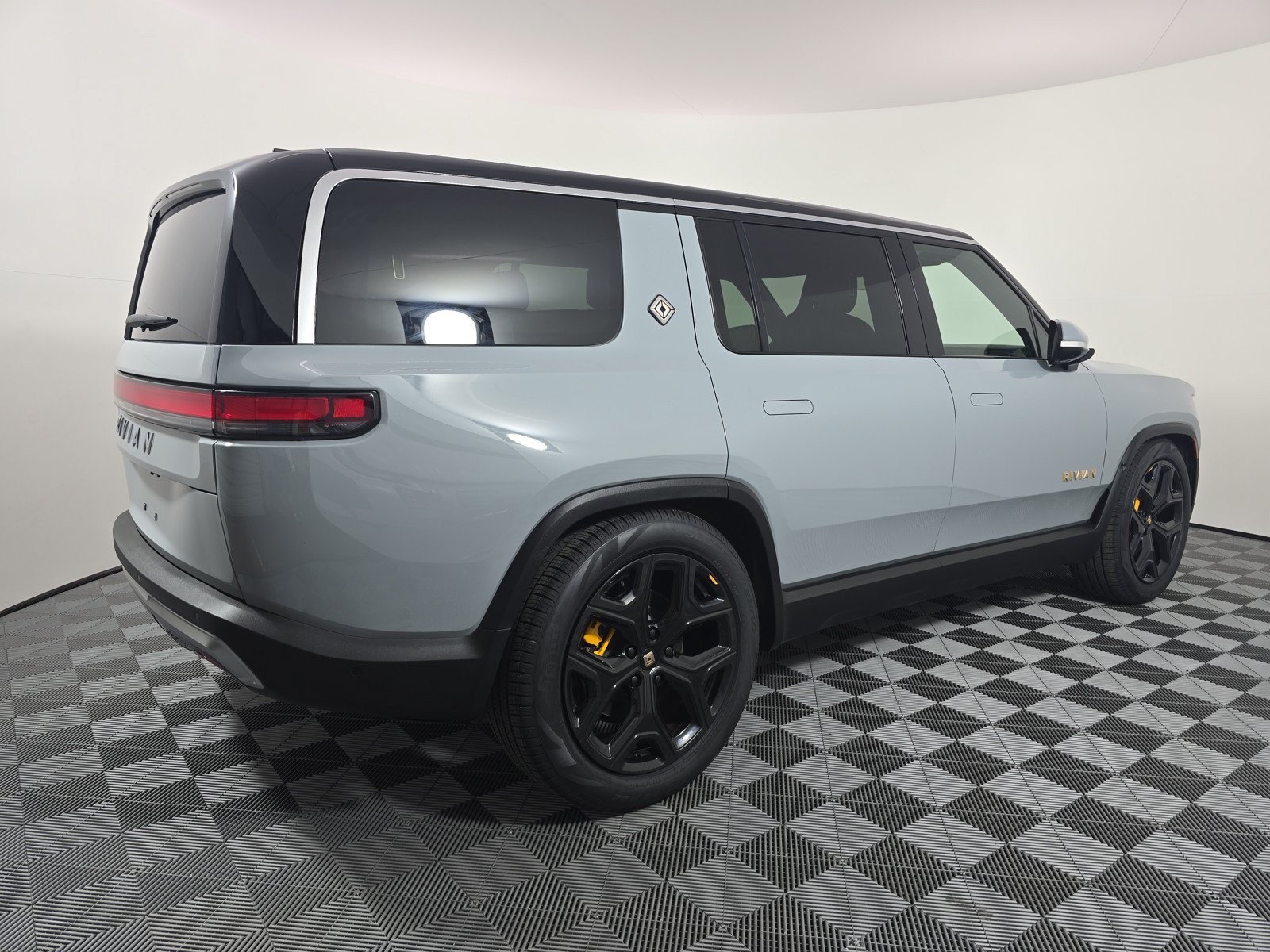 Used 2024 Rivian R1S Adventure AWD/4WD image 5
