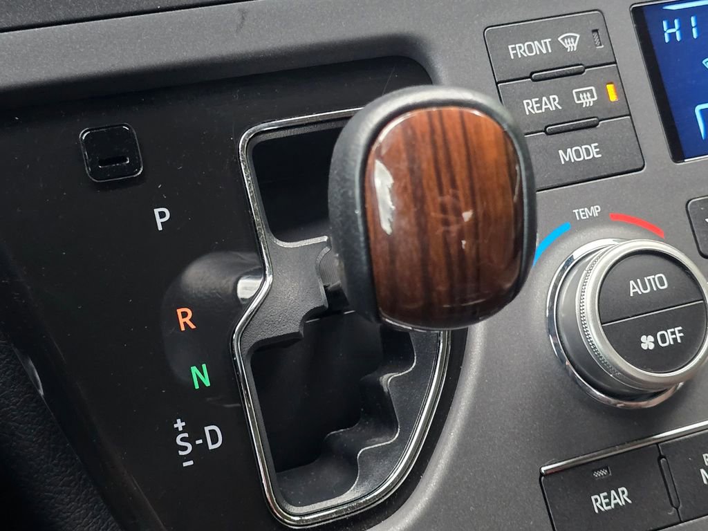 Used 2020 Toyota Sienna Limited image 42