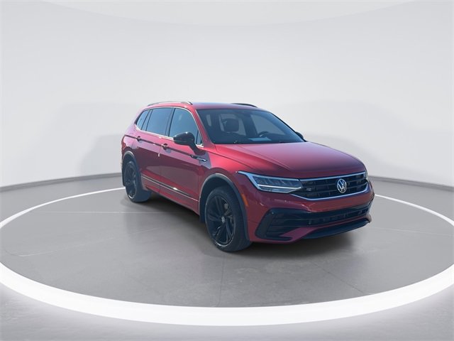 Used 2024 Volkswagen Tiguan SE R-Line image 2