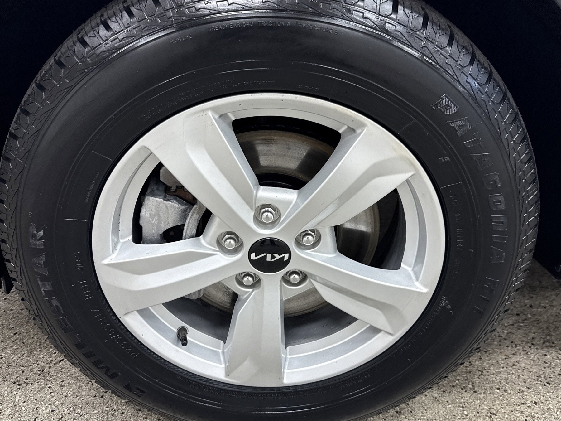 Used 2022 Kia Sorento LX image 2