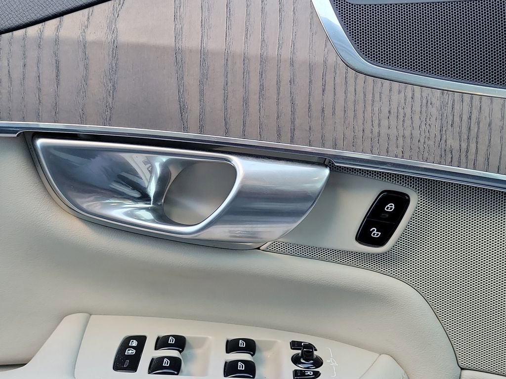 Used 2023 Volvo XC90 B6 Plus image 22