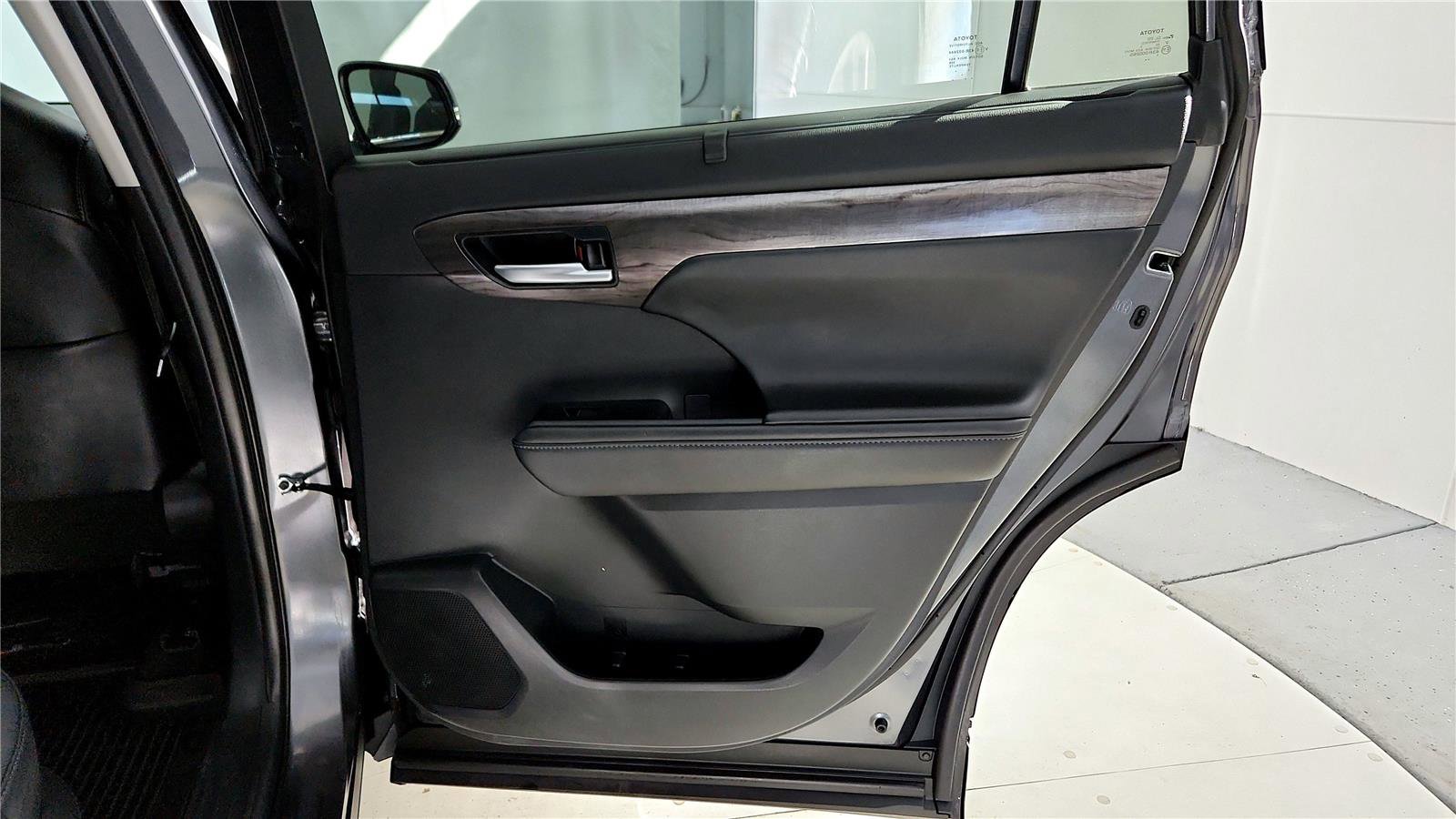 Certified 2025 Toyota Highlander Platinum image 19