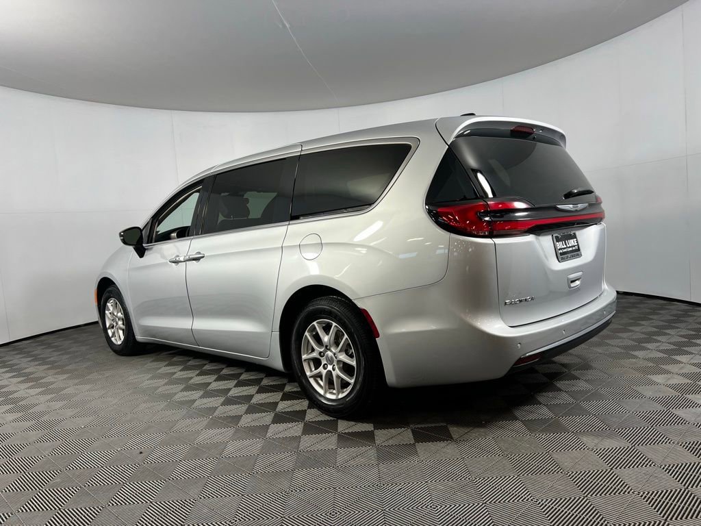 Used 2024 Chrysler Pacifica Touring-L image 9