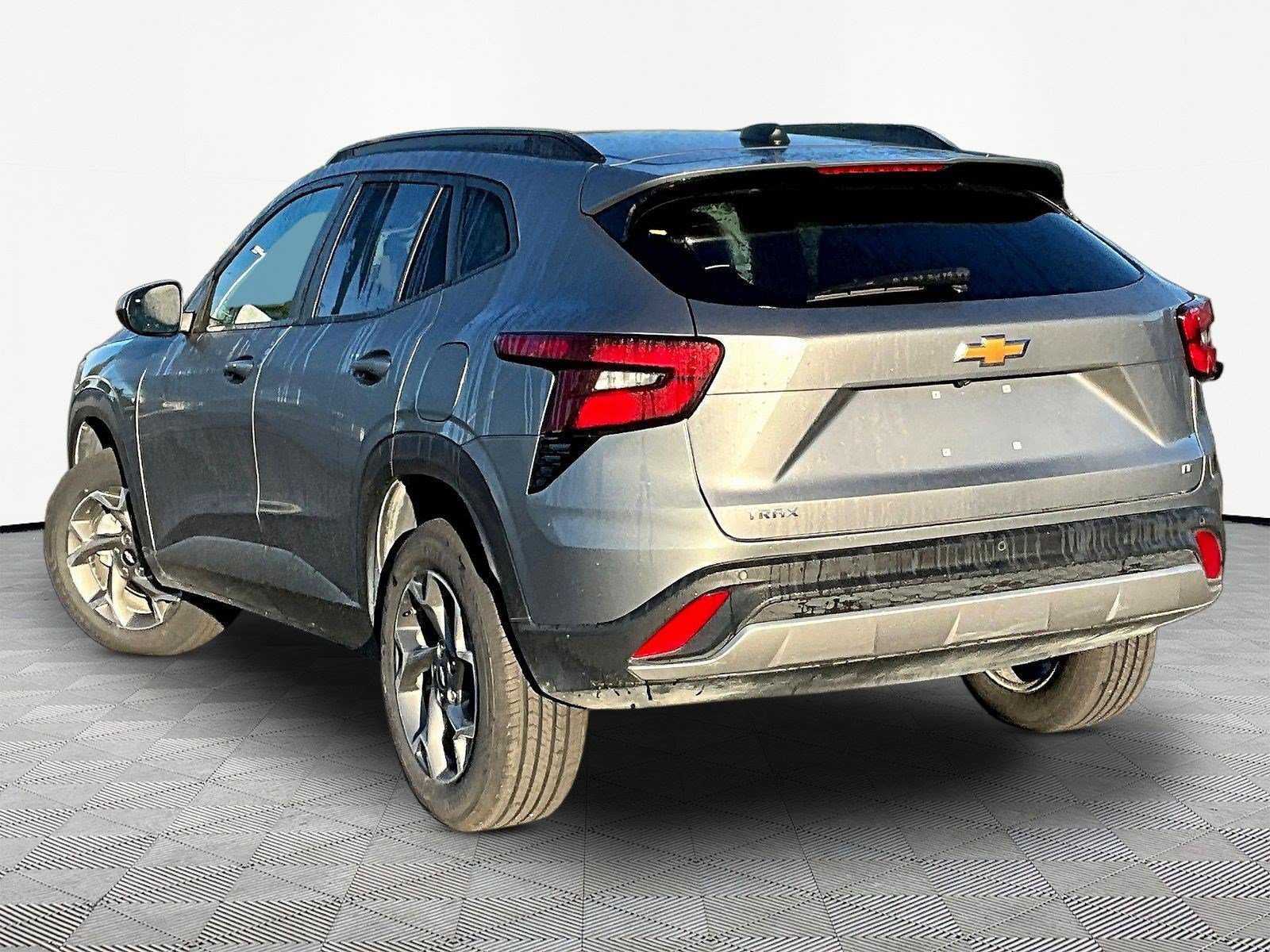 Used 2025 Chevrolet Trax LT w/ Driver Confidence Package FWD image 4