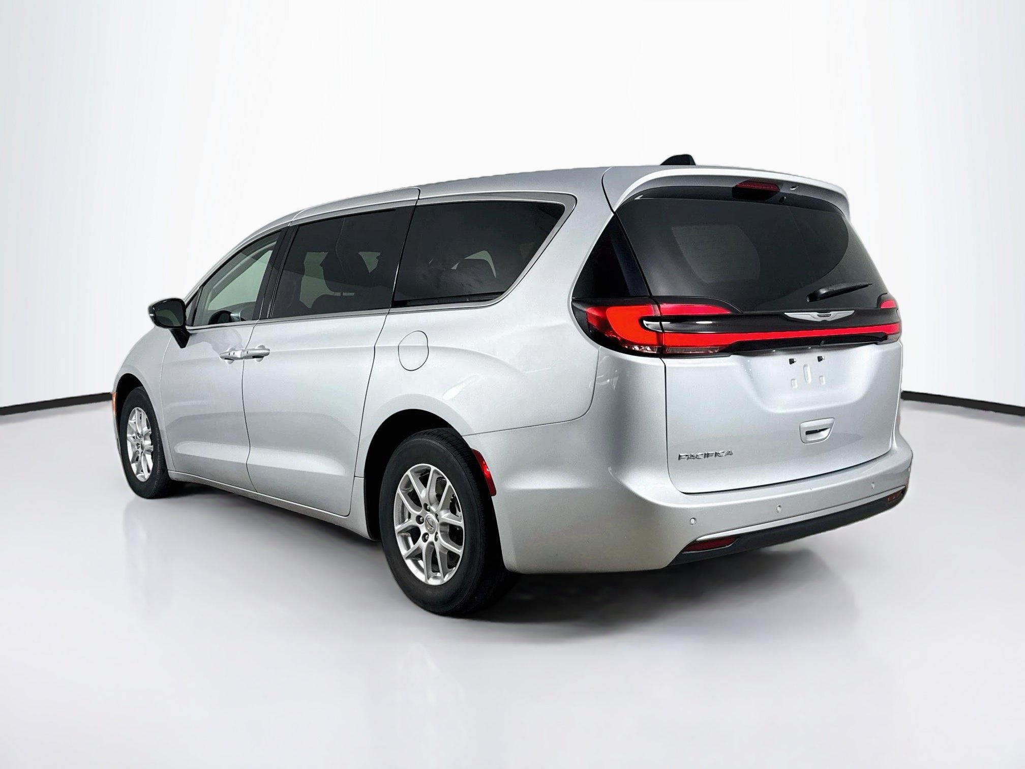 Used 2024 Chrysler Pacifica Touring-L FWD image 30
