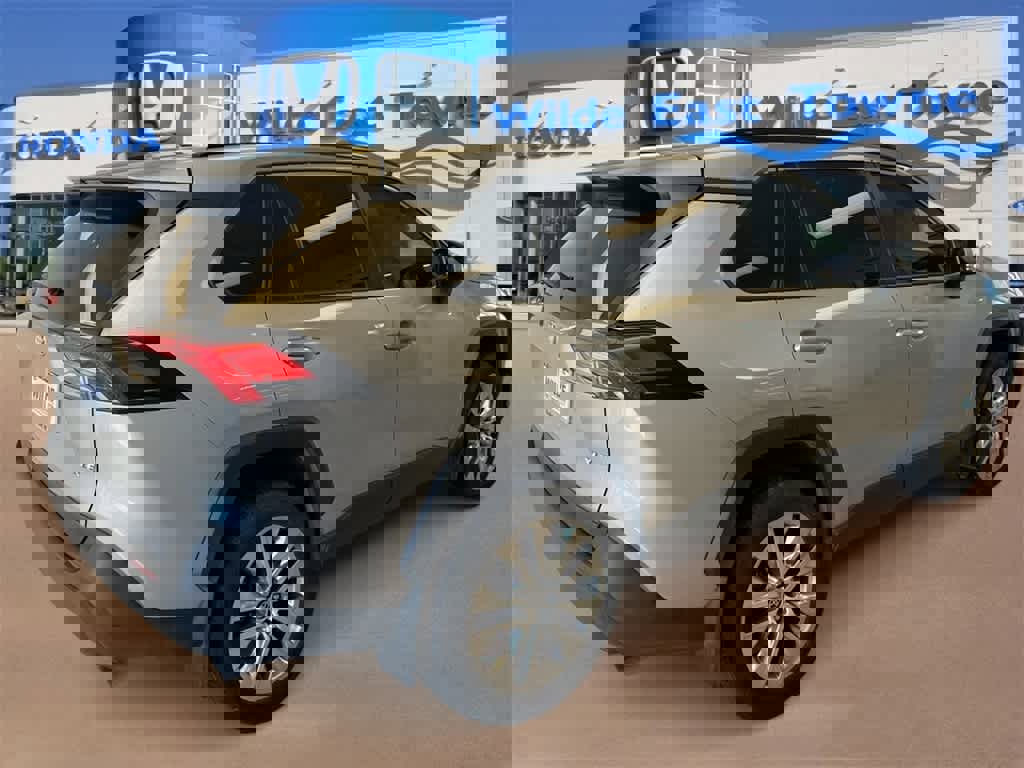 Used 2021 Toyota RAV4 XLE Premium image 8