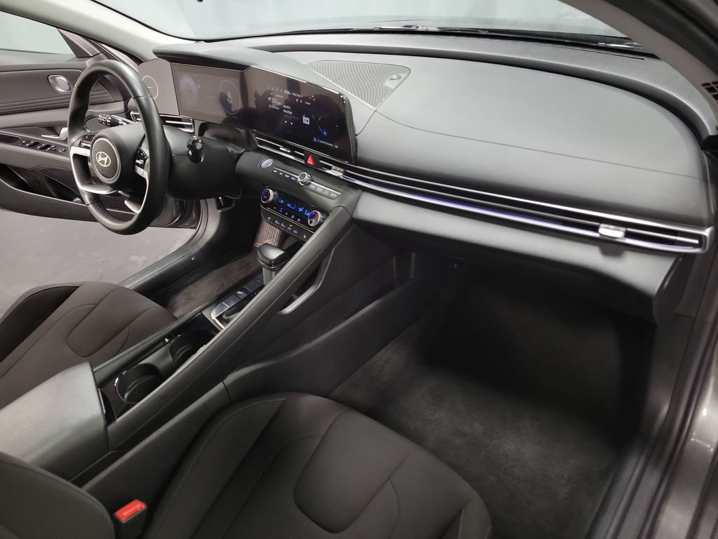 Used 2025 Hyundai Elantra SEL FWD image 32