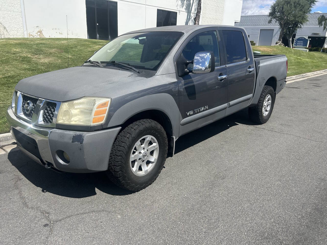 Used 2005 Nissan Titan SE w/ (R02) SE Off-Road Pkg image 2
